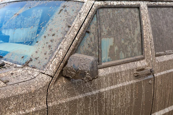 Брудний позашляховик після їзди під дощем на надзвичайно брудній сільській дорозі — стокове фото