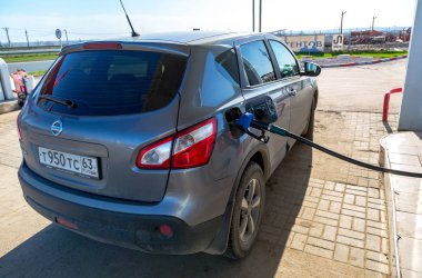 Binek otomobil benzin istasyonunda benzin yakıt pompalama