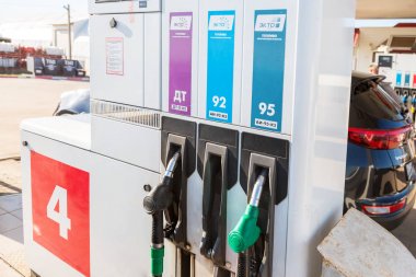 Benzin istasyonunda Lukoi farklı yakıtlar ile sütun doldurma