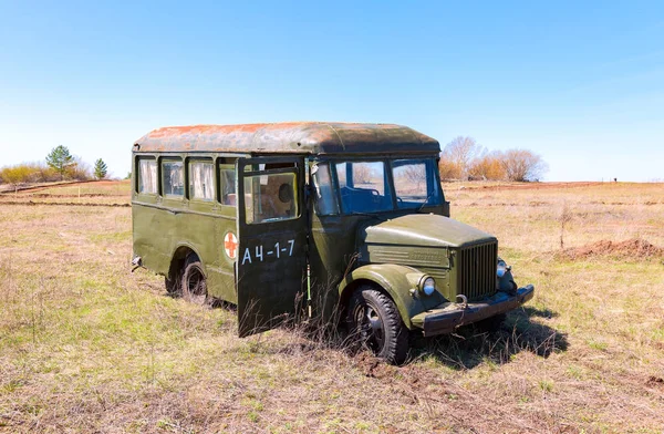 Legergroene verlaten retro bus in de natuur — Stockfoto