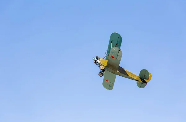 Retro Russian aeroplane Polikarpov PO-2 in the blue sky — Stock Photo, Image