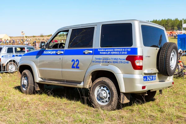 Russischer Streifenwagen der Polizei parkt im Sommer im Freien — Stockfoto