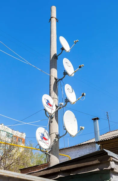 Satellitenschüsseln auf einem Mast gegen den blauen Himmel montiert — Stockfoto