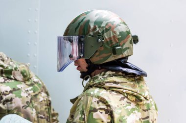 Gözlük ve ca ile koruyucu kask içinde Özel Kuvvetler asker