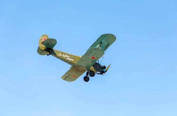 Avião retro russo Polikarpov PO-2 no céu azul — Fotografia de Stock