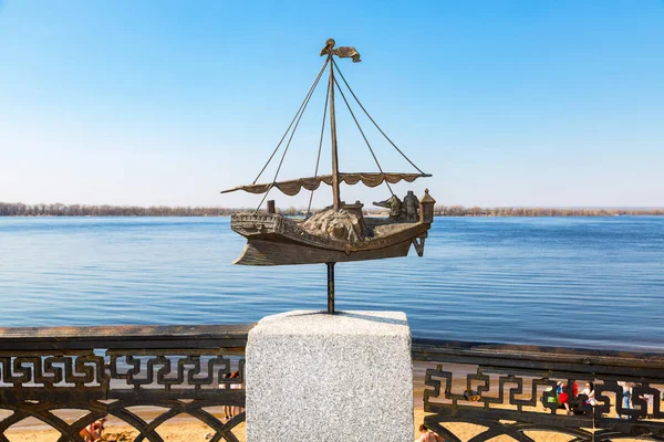 Monumento de bronce de una pintura de Ilya Repin "Barcaza transportistas en — Foto de Stock