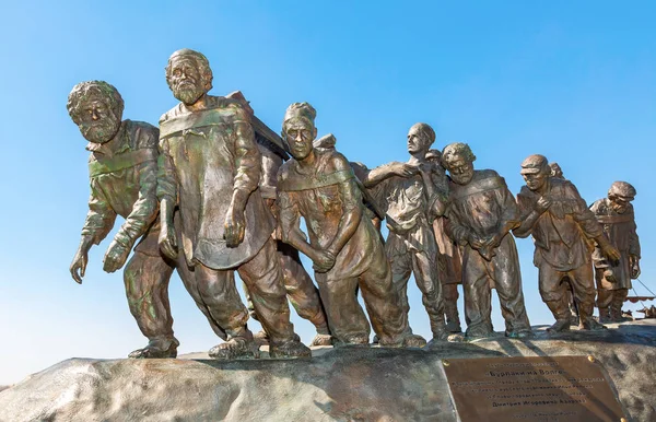 Monumento de bronce de una pintura de Ilya Repin "Barcaza transportistas en —  Fotos de Stock