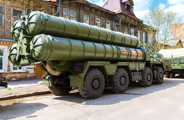 Russian anti-aircraft missile system (SAM) S-300 parked up on th — Stock Photo, Image