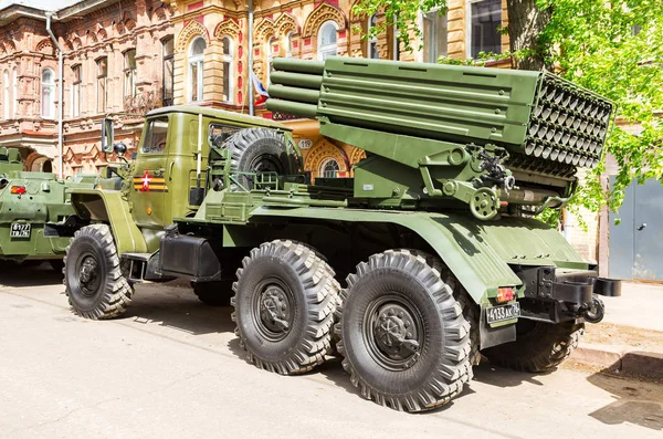 Bm-21 grad 122-mm-Mehrfachraketenwerfer auf dem Fahrgestell ural-375d — Stockfoto