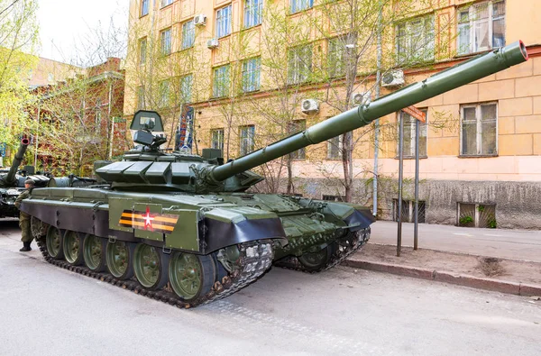 Neuer militärisch modifizierter russischer Kampfpanzer t-72b3m in g — Stockfoto
