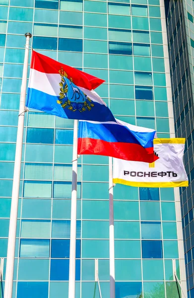 Lijst van vlaggen van Samara regio, Rusland en olie bedrijf Rosneft flutterin — Stockfoto