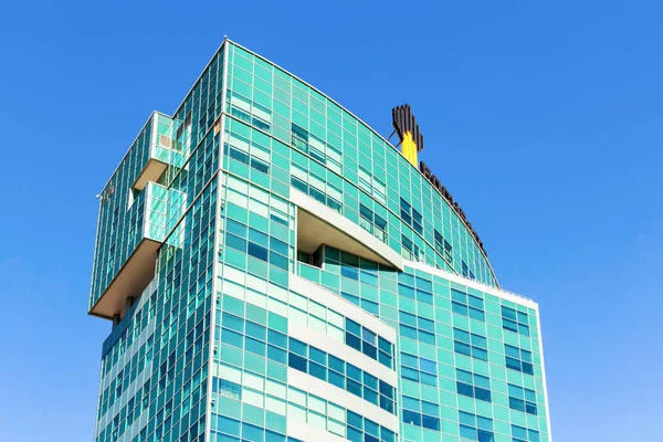 O emblema da empresa petrolífera Rosneft no edifício de escritórios — Fotografia de Stock