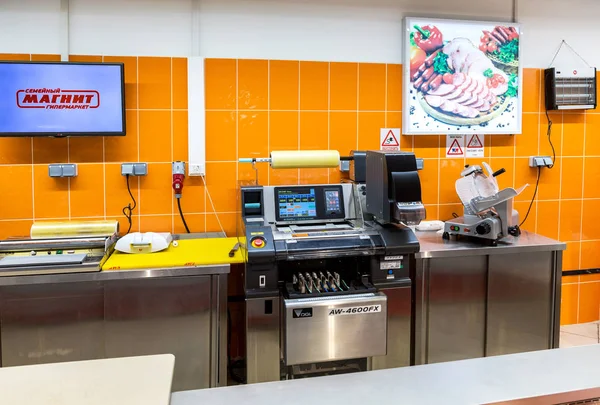 Retail store equipment at the supermarket Magnit. One of the lar — Stock Photo, Image