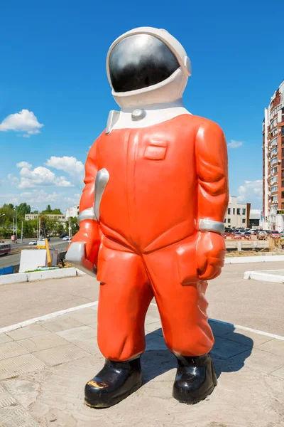 Скульптура "Космонавт" проти синього неба, поруч із музеєм послугами — стокове фото