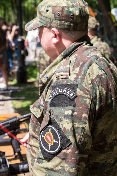 Oficial de las Fuerzas Especiales no identificado en camuflaje militar unif — Foto de Stock