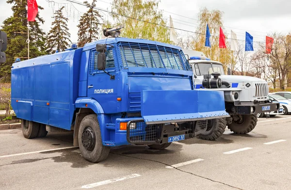 Российская полиция разгонит тяжелый грузовик с демонстрациями, припаркованными у — стоковое фото