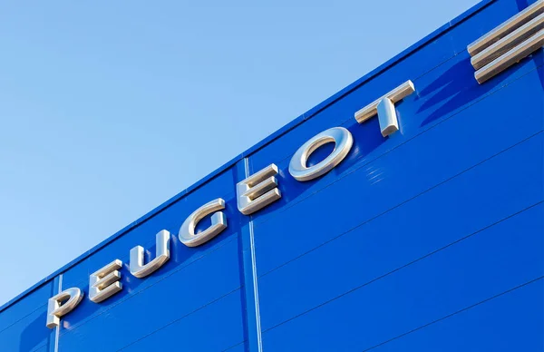 Godło Peugeot na Urząd oficjalnych dealerów. Peugeot jest — Zdjęcie stockowe