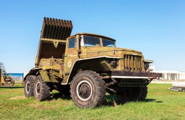 BM-21 Grad 122 mm birden çok roketatar Ural - 375d şaseli 