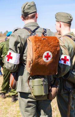 Kimliği belirsiz yeniden enactors giyinmiş Alman askeri sağlık görevlisi wi