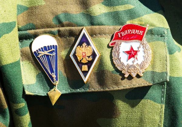 Diferentes premios e insignias en el uniforme militar ruso — Foto de Stock