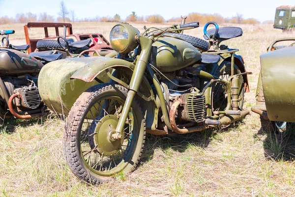 Russo vintage ferrugento motocicleta no campo em dia ensolarado — Fotografia de Stock