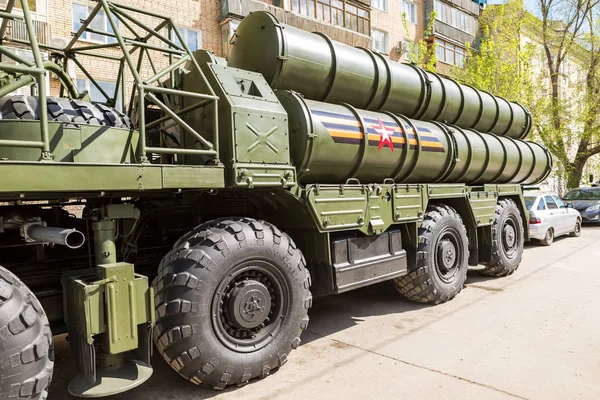 Russian anti-aircraft missile system (SAM) S-300 parked up on th — Stock Photo, Image