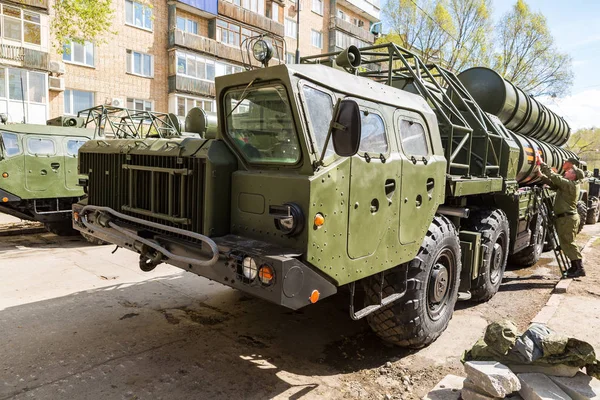 ロシアの対空ミサイル システム (Sam) S-300 を目に駐車してください。 — ストック写真