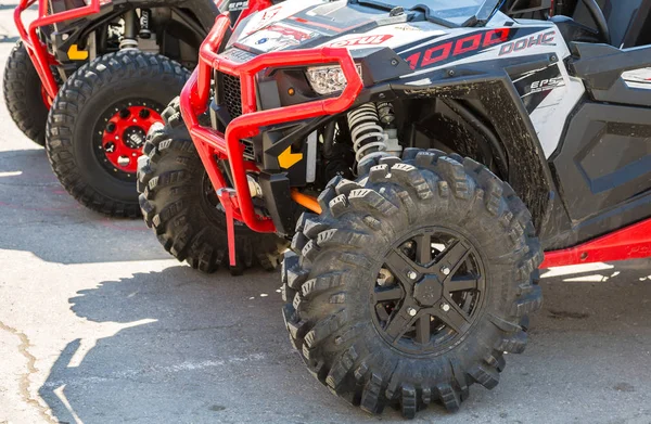 Ruedas de quads atv estacionadas en la calle de la ciudad —  Fotos de Stock