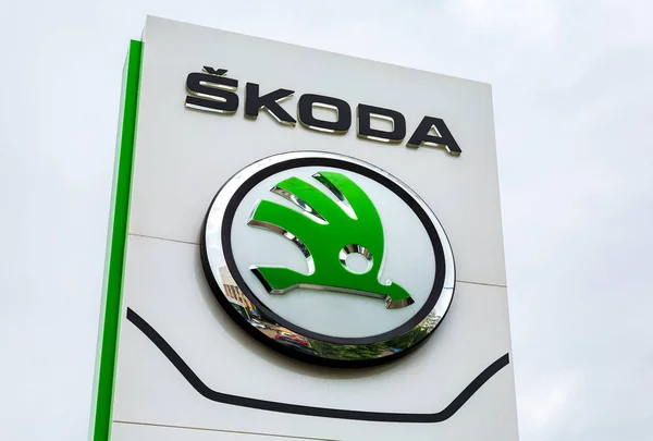 Le signe de concession de Skoda sur ciel nuageux — Photo