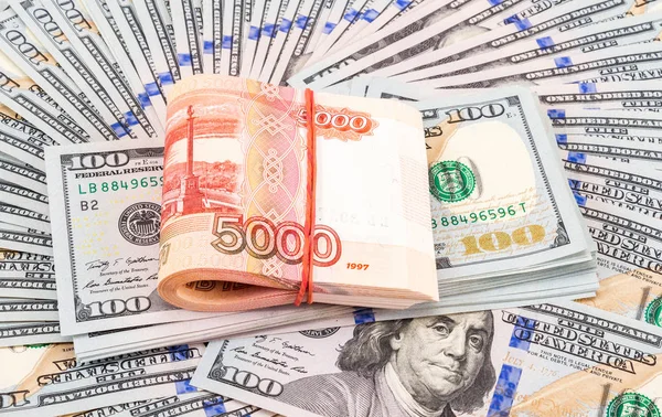 Сложен на пять тысяч банкнот русских рублей на амер — стоковое фото
