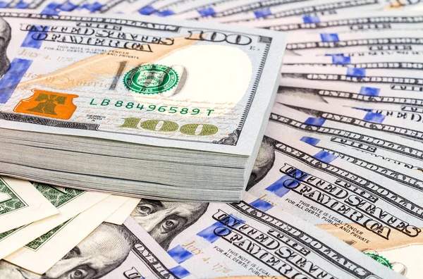 Stosu banknotów stu dolarów amerykańskich z bliska — Zdjęcie stockowe