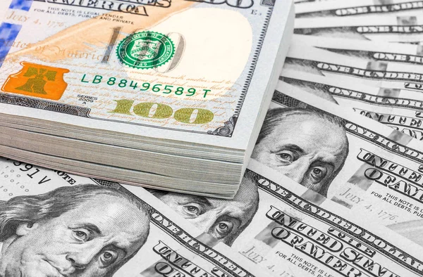 Högen av hundra sedlar i amerikanska dollar närbild — Stockfoto