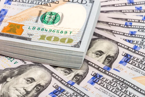 Haldy bankovek sto amerických dolarů zblízka — Stock fotografie