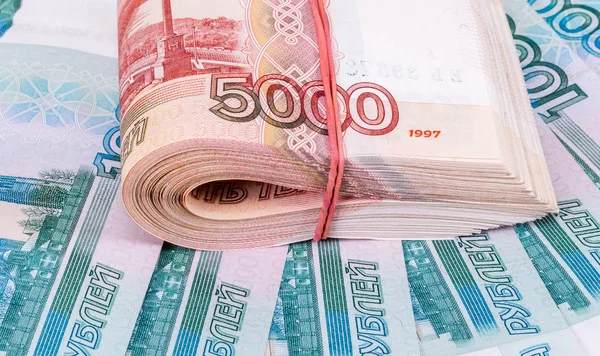 Empilhamento dobrado de notas de cinco milésimos de rublos russos em — Fotografia de Stock