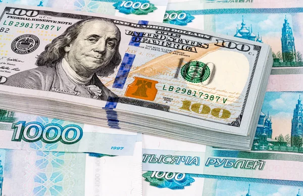 Пачка банкнот по 100 американских долларов за рубли назад — стоковое фото
