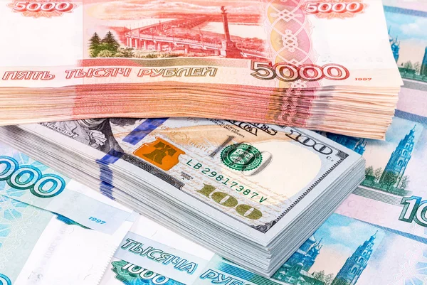 Pila de cinco milésimas de billetes de rublos y dollas rusas — Foto de Stock