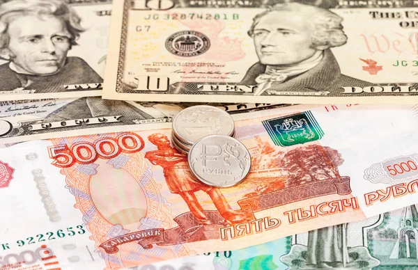Rubli rosyjskich i amerykańskich dolarów banknotów z bliska — Zdjęcie stockowe