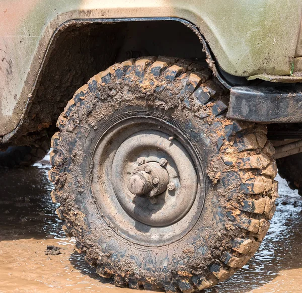 Dirty wheel of an off-road car after driving in the rain — Stock Photo, Image