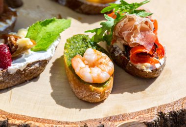 Karides ve ahşap tahta üzerinde taze sebze ile sandviç