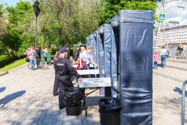 Çit polis ile şehrin s sokak, metal dedektörleri çerçeveler