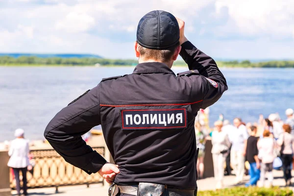 Невідомі Російська поліцейський у військовій формі на набережній — стокове фото