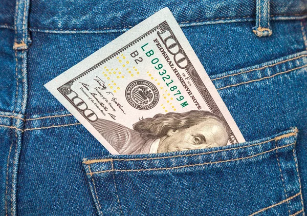 Billete de cien dólares que sobresale del bolsillo de los vaqueros azules — Foto de Stock