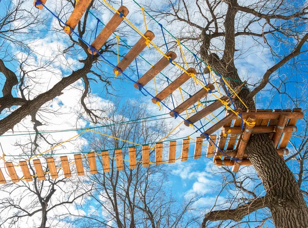 Parcours d'obstacles pour l'entraînement contre le ciel bleu dans le parc — Photo