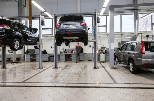 All'interno nella stazione di servizio di riparazione auto del rivenditore ufficiale — Foto Stock