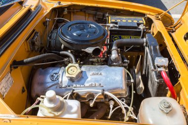 Araba motor Kaputunun altında eski Sovyet aracın Moskvich-412,