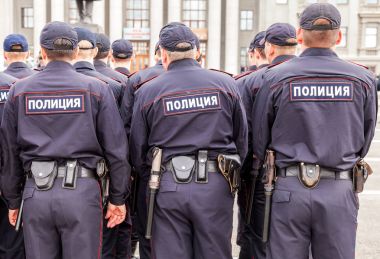 Yaz aylarında Kuibyshev meydanında üniformalı Rus polis birimi