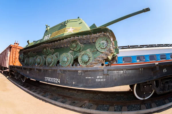 Antiguo tanque militar soviético en la plataforma ferroviaria — Foto de Stock