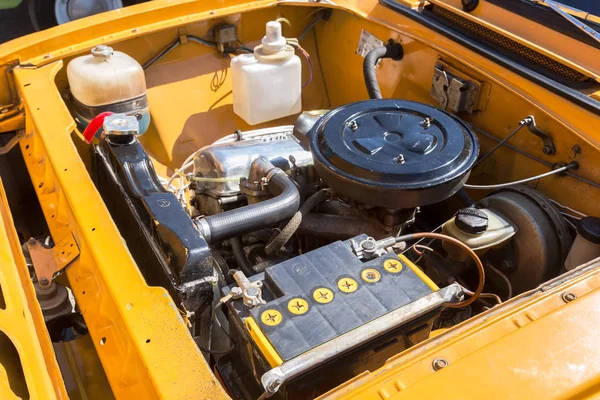 Автомобильный двигатель старого советского автомобиля Москвич-412, под капотом — стоковое фото