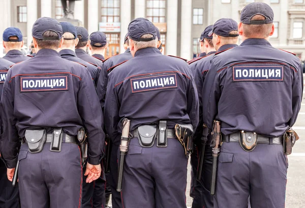 Russische politie-eenheid in uniform op het Kuibyshev plein in de zomer — Stockfoto