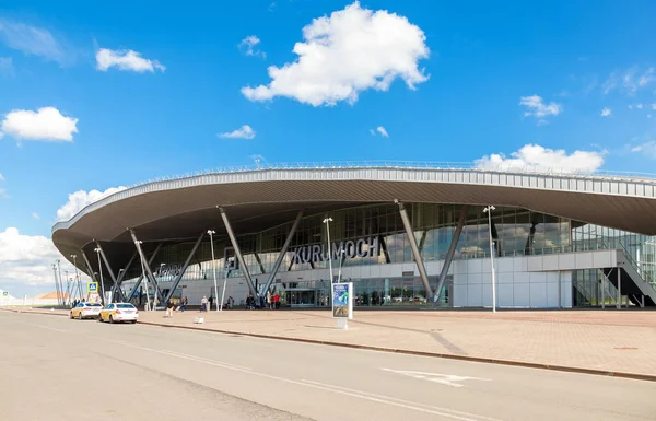 Samara Koeroemotsj luchthaven tegen de blauwe hemel in zonnige zomerdag — Stockfoto